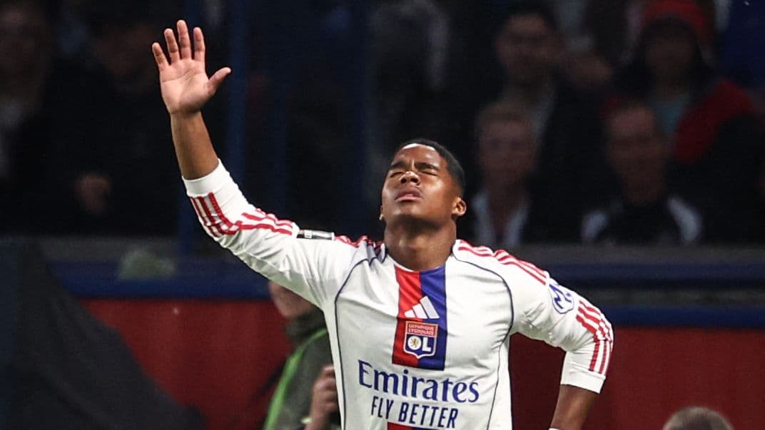 Jugador de Olympique de Lyon levantando la mano durante el partido