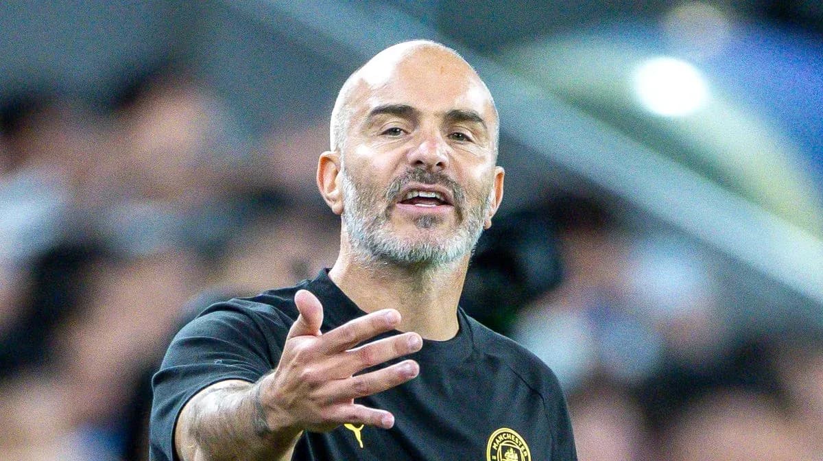 Entrenador dirigiendo a su equipo durante el partido
