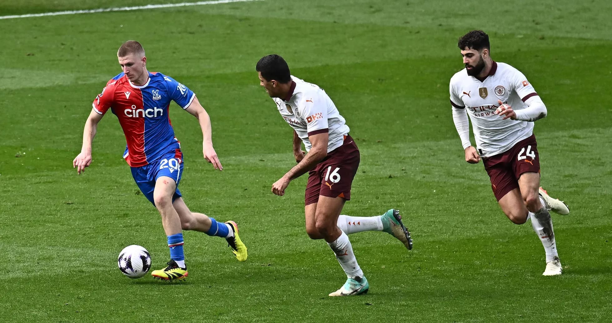 Jugador de Crystal Palace avanzando con el balón, seguido por oponentes