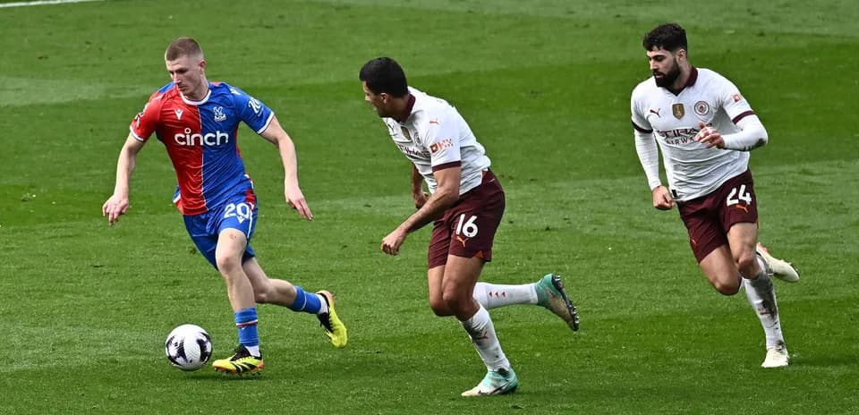 Jugador de Crystal Palace avanzando con el balón, seguido por oponentes