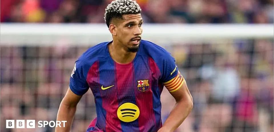 Jugador del Barcelona corriendo en el campo