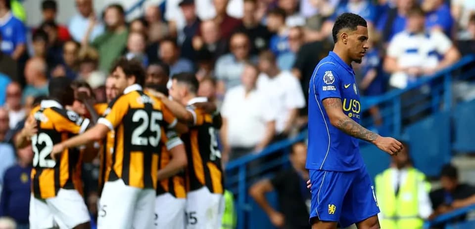 Jugador de Chelsea caminando mientras equipo celebra gol