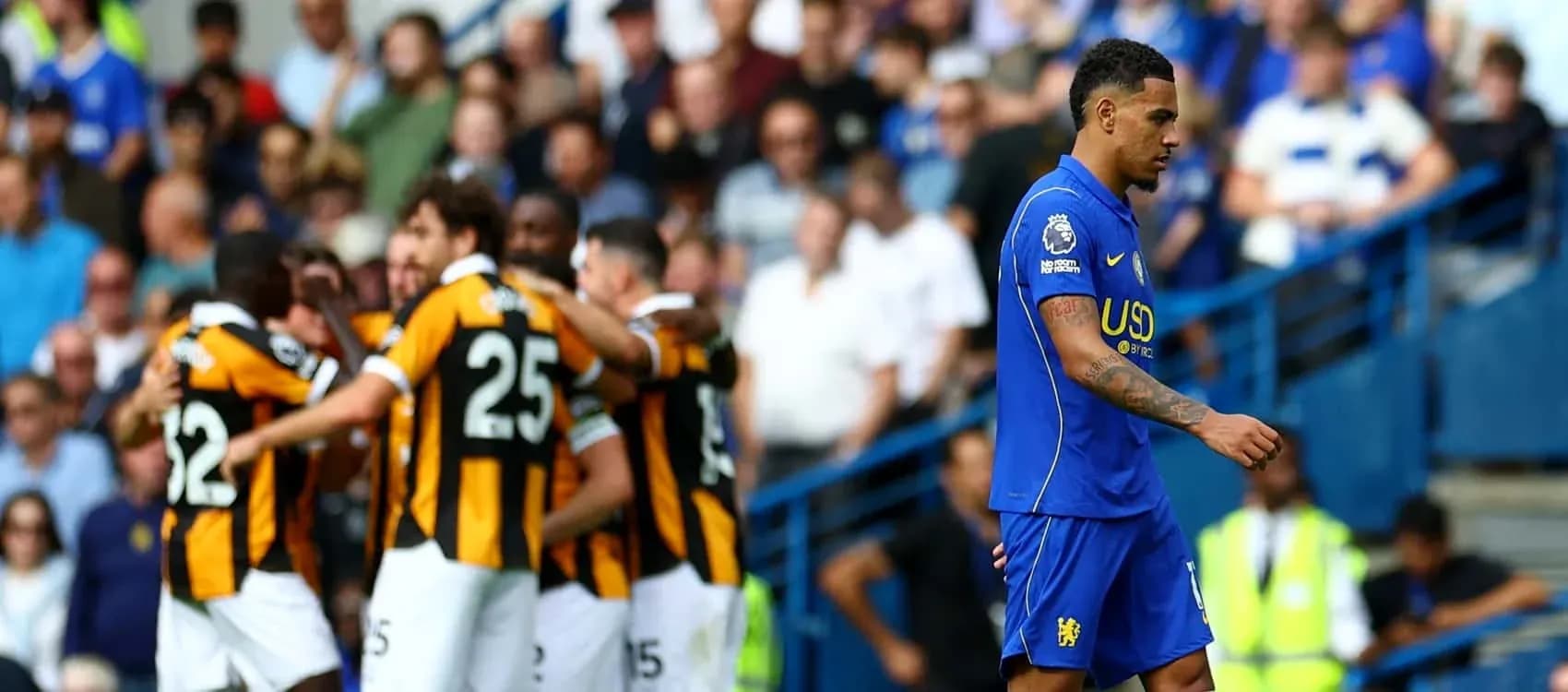 Jugador de Chelsea caminando mientras equipo celebra gol