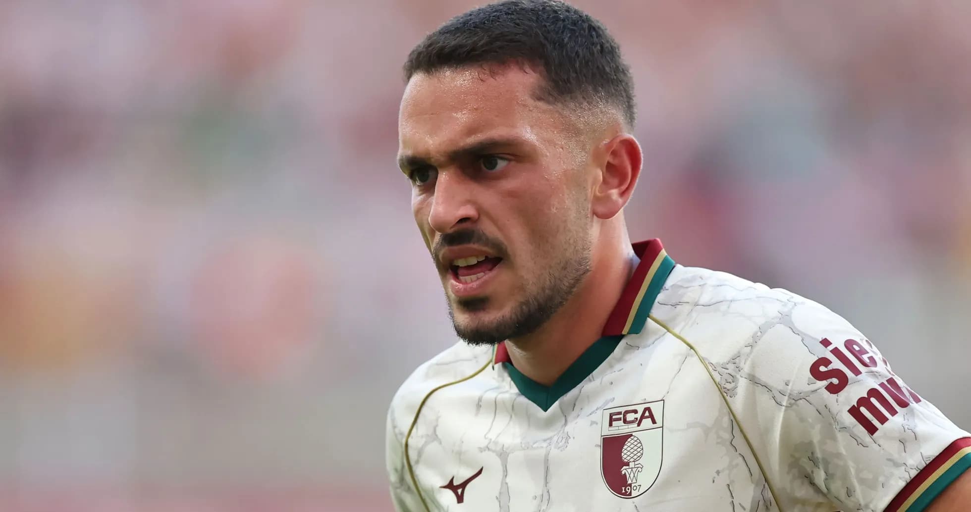 Jugador del FC Augsburg en acción durante el partido
