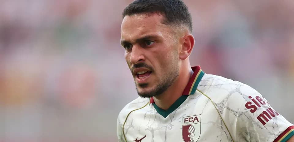 Jugador del FC Augsburg en acción durante el partido