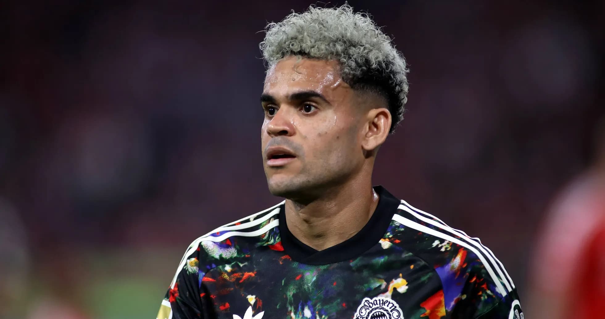 Jugador con camiseta colorida durante partido