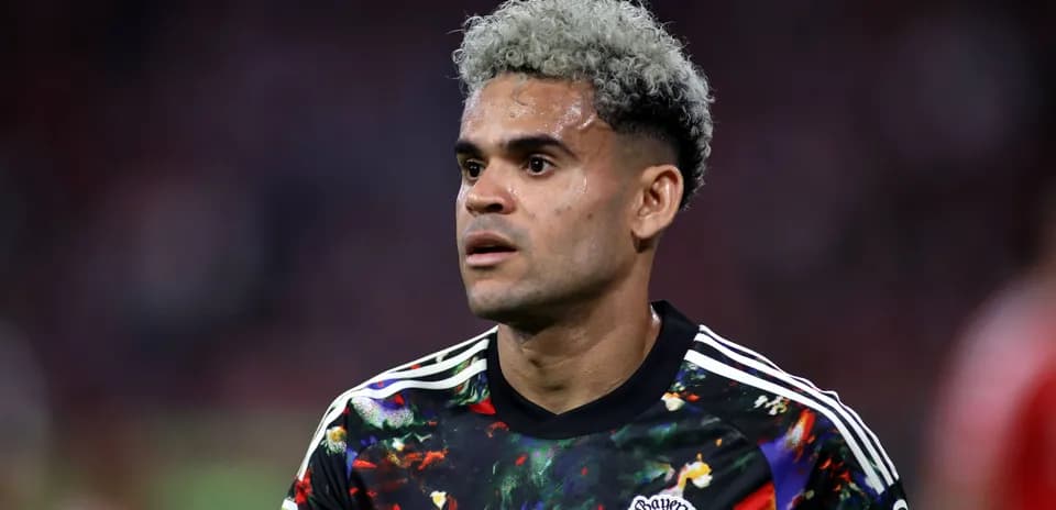 Jugador con camiseta colorida durante partido