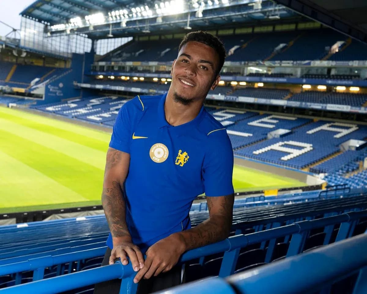 Jugador posando en el estadio Stamford Bridge