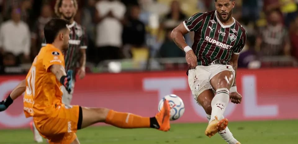 Jugador de Fluminense disparando a puerta