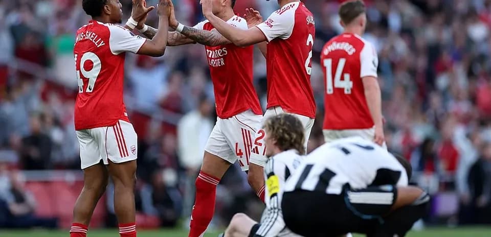 Jugadores de Arsenal celebrando un gol
