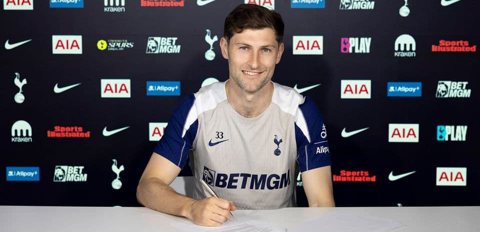 Jugador firmando contrato en conferencia de prensa