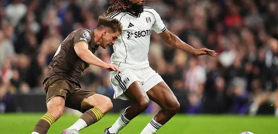 Jugadores de Brentford y Fulham en acción