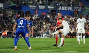 Jugador de Real Madrid pateando el balón