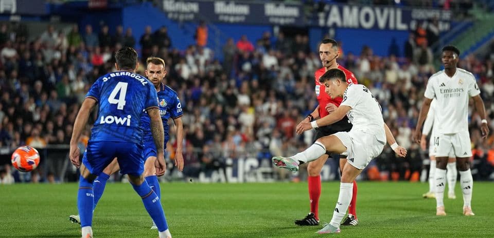 Jugador de Real Madrid pateando el balón