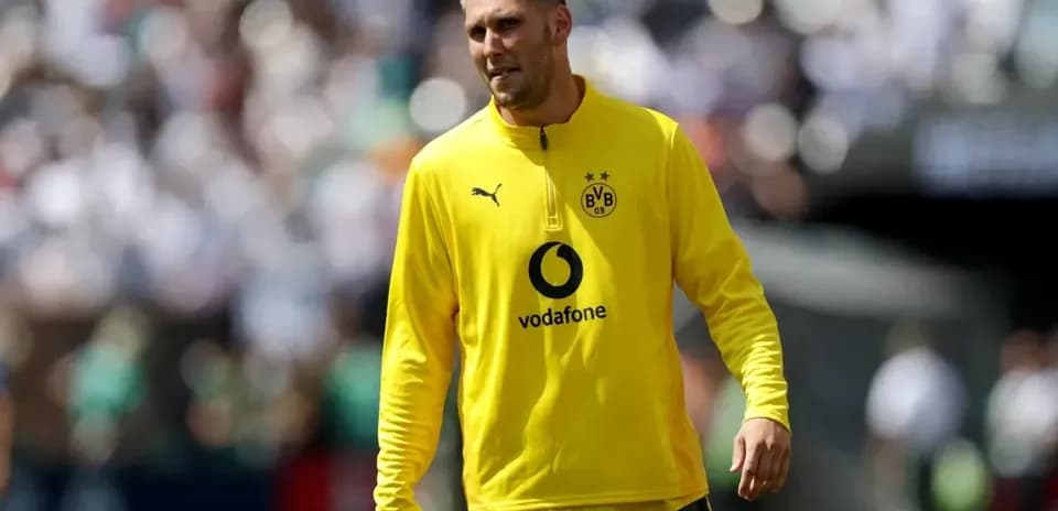 Jugador de Borussia Dortmund en calentamiento previo al partido