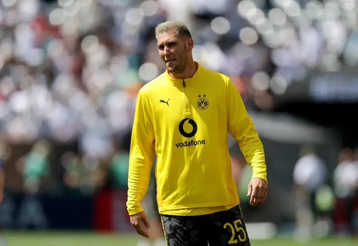 Jugador de Borussia Dortmund en calentamiento previo al partido