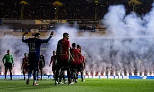 Jugadores de Atlas celebrando con humo en el estadio