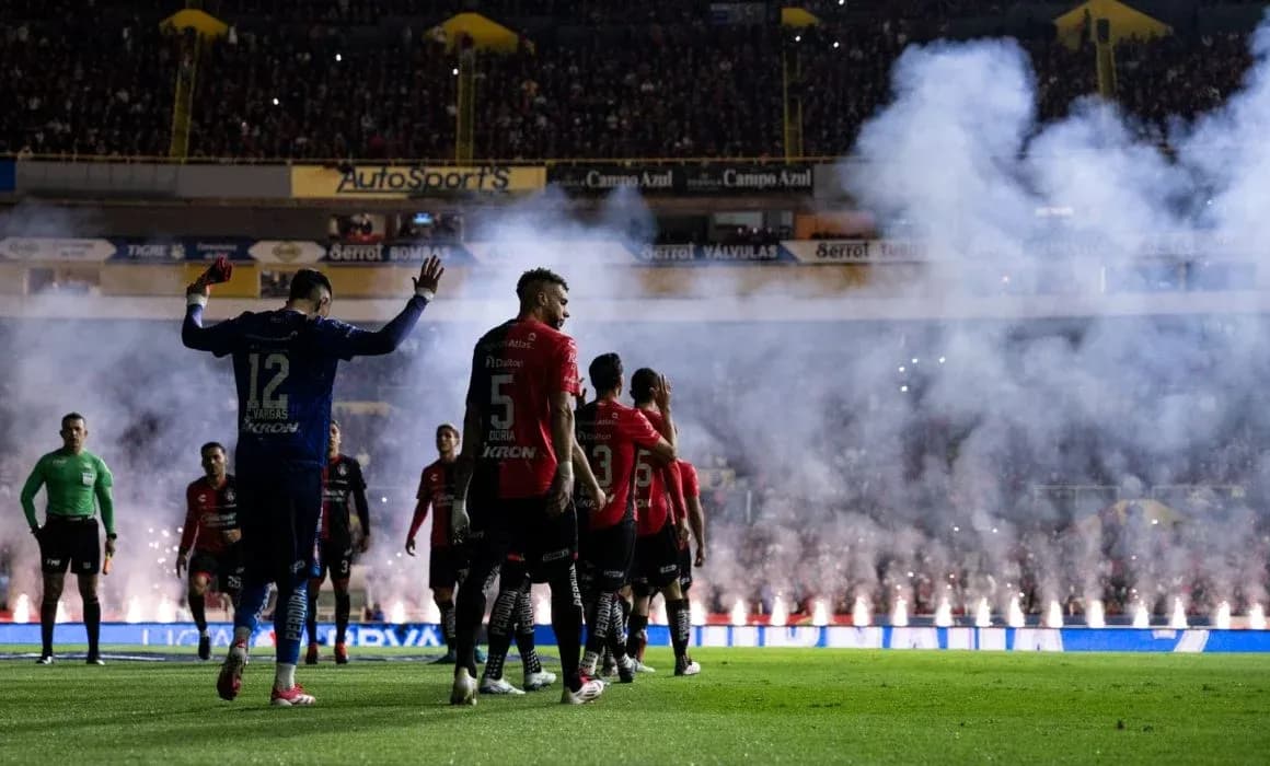 Jugadores de Atlas celebrando con humo en el estadio