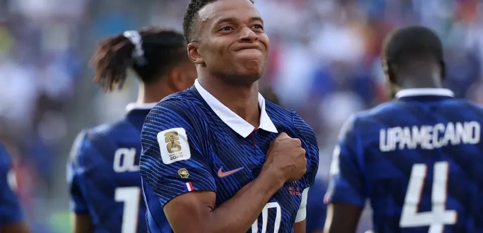 Kylian Mbappé celebrando con el equipo de Francia