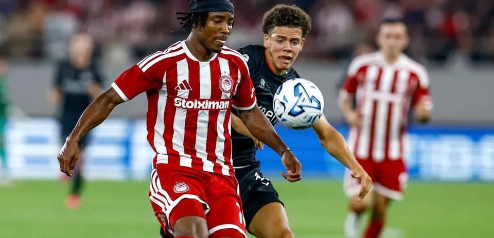 Jugador de Olympiakos luchando por el balón