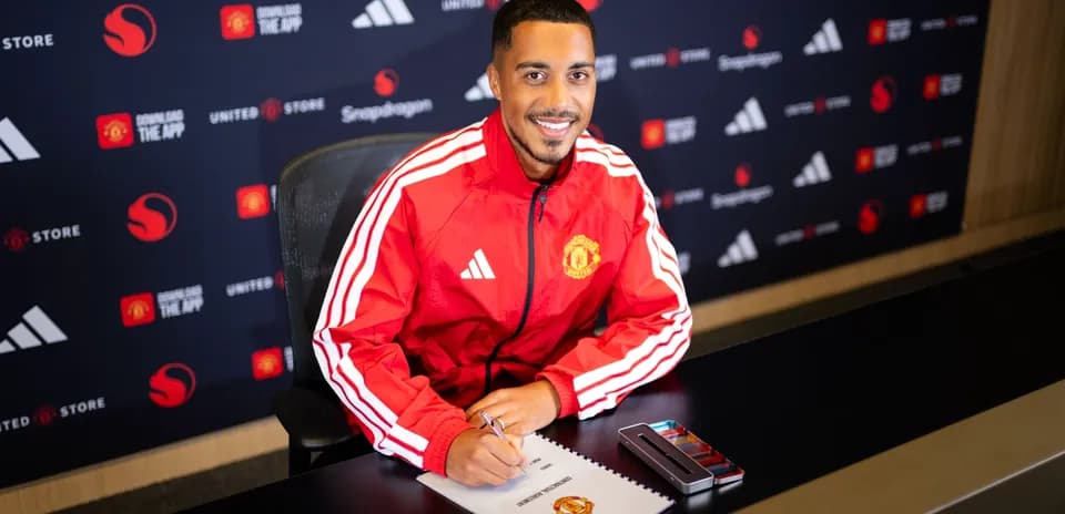 Jugador firmando contrato en presentación de Manchester United