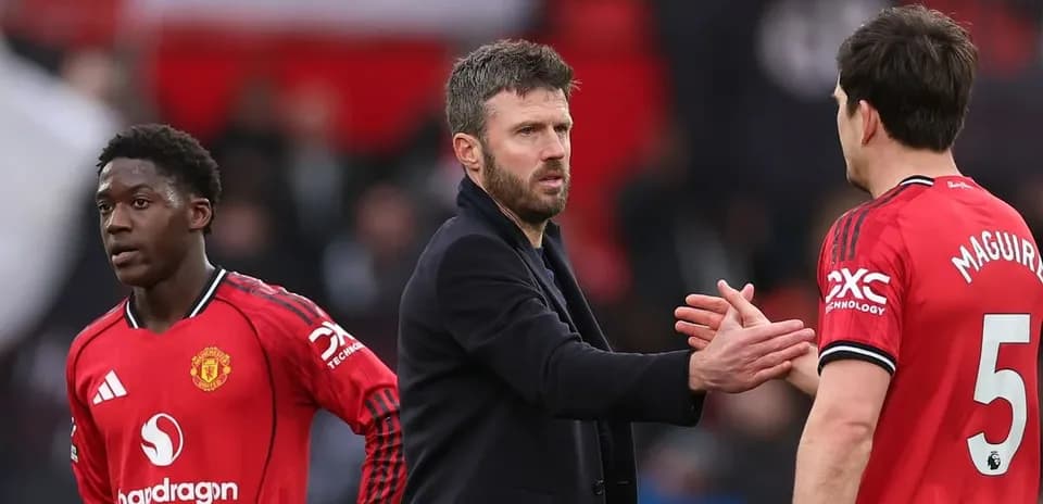 Entrenador saludando a jugadores de Manchester United