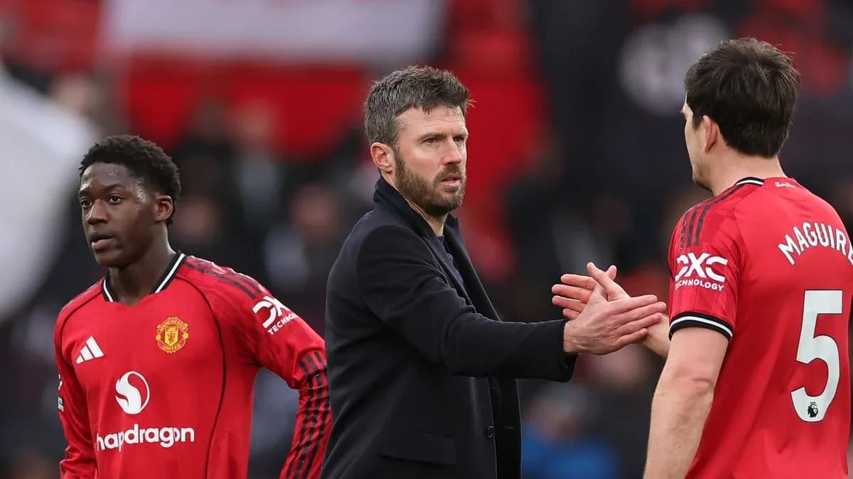 Entrenador saludando a jugadores de Manchester United