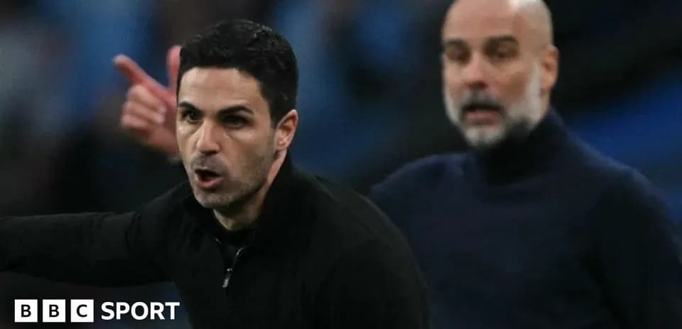 Entrenadores en la línea de banda durante el partido