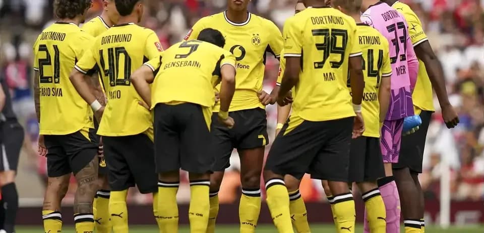 Jugadores de Dortmund en círculo durante reunión táctica