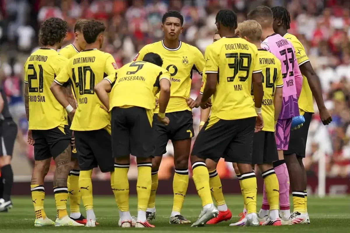 Jugadores de Dortmund en círculo durante reunión táctica