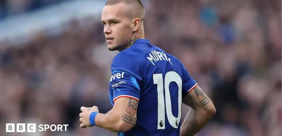 Jugador con camiseta azul número 10 en el campo