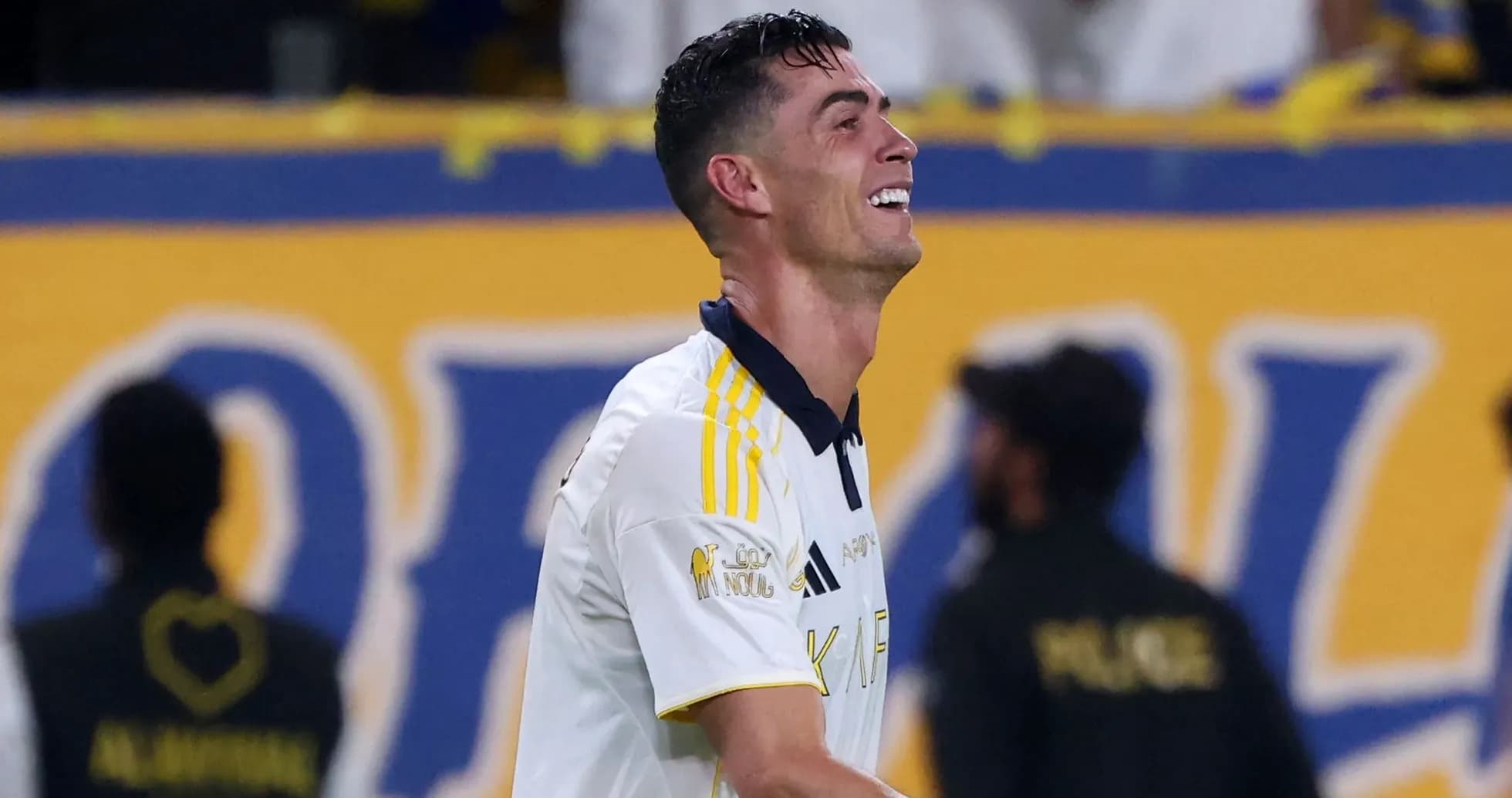 Cristiano Ronaldo sonríe en el campo de juego