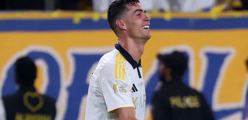 Cristiano Ronaldo sonríe en el campo de juego