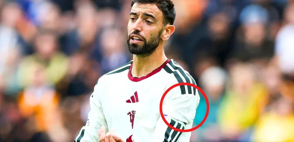 Jugador con camiseta blanca mostrando el brazo