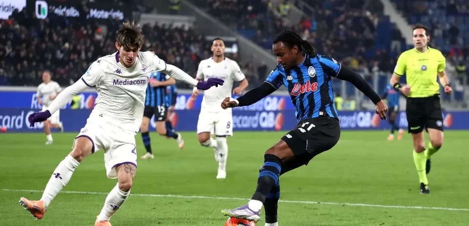 Jugador de Atalanta driblando a un jugador de Fiorentina