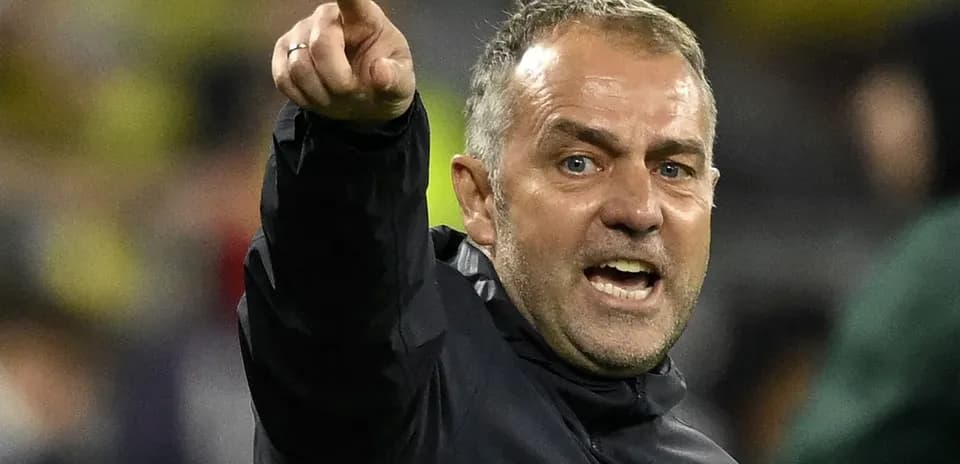 Entrenador señalando y dirigiendo a su equipo