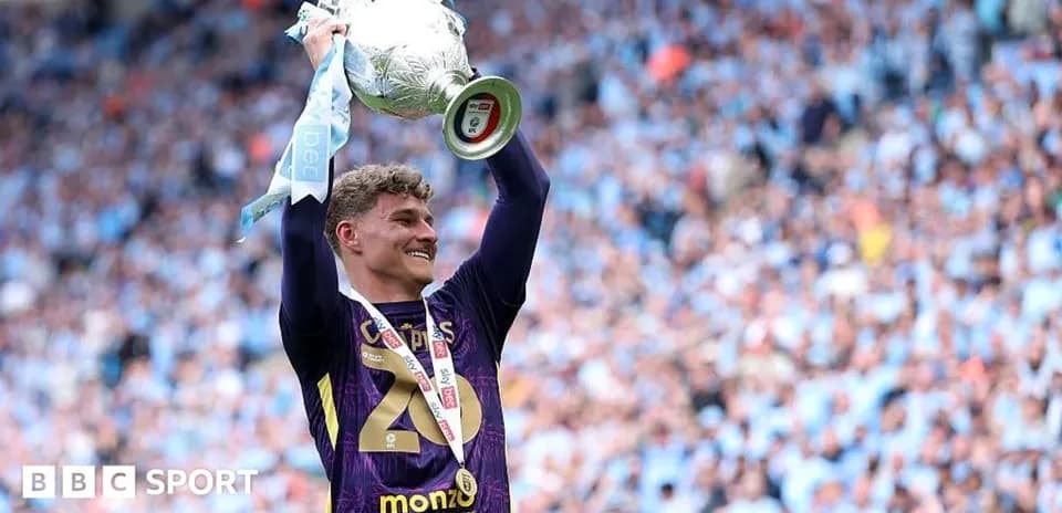 Jugador levantando trofeo en celebración de victoria