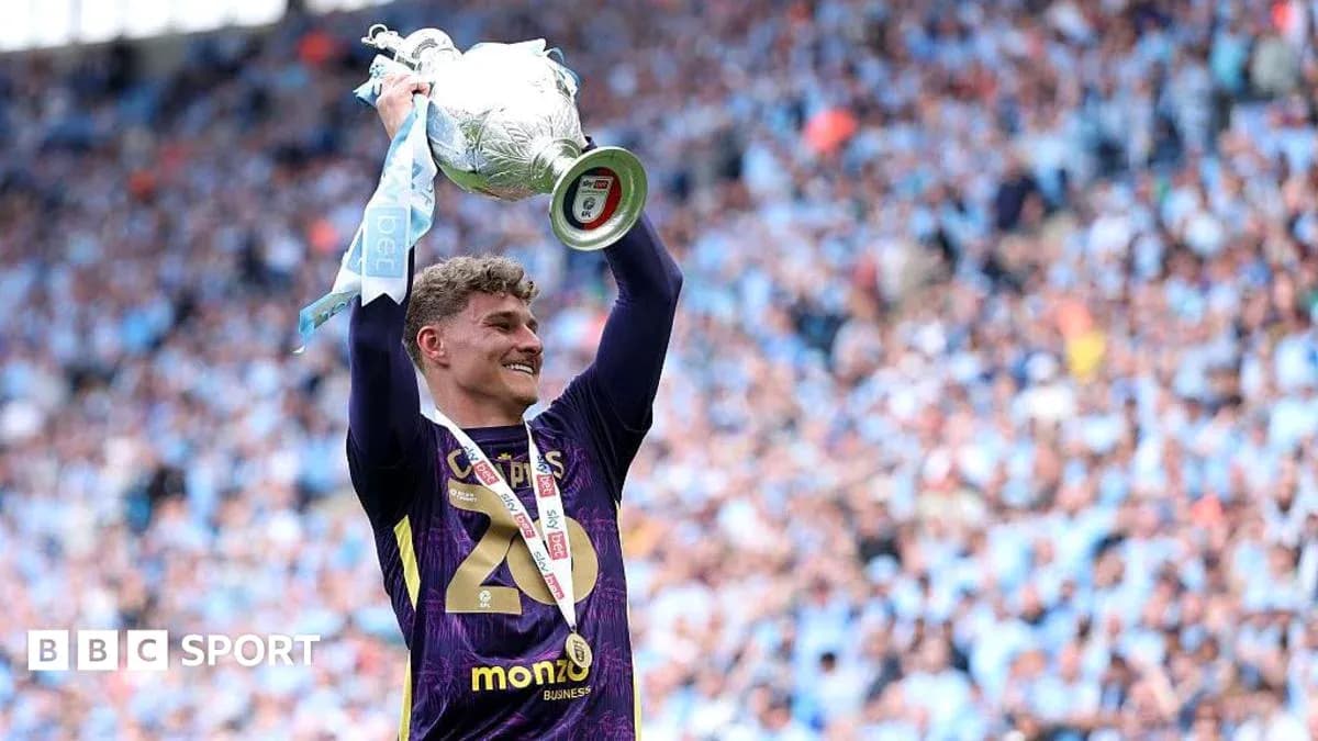 Jugador levantando trofeo en celebración de victoria
