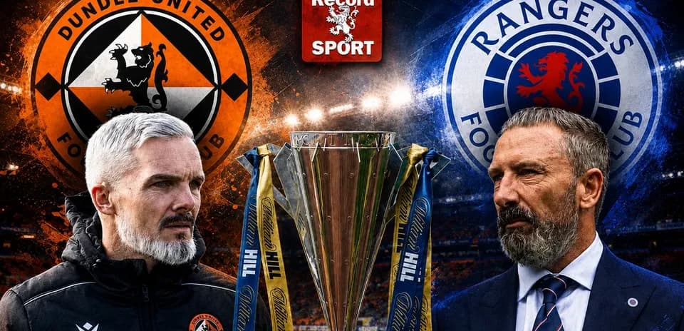 Entrenadores de Dundee United y Rangers con trofeo