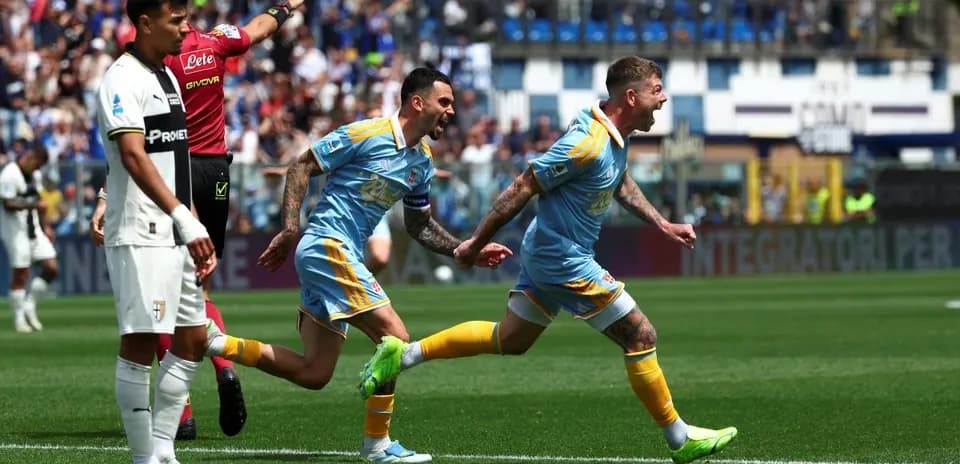 Jugadores celebrando un gol durante el partido