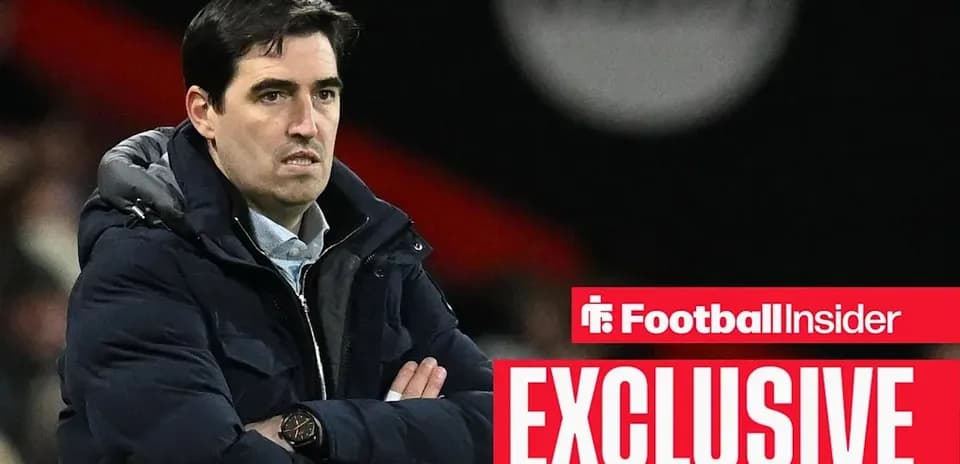 Entrenador observando el partido con expresión seria