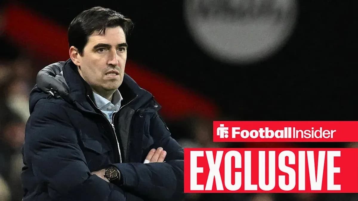 Entrenador observando el partido con expresión seria