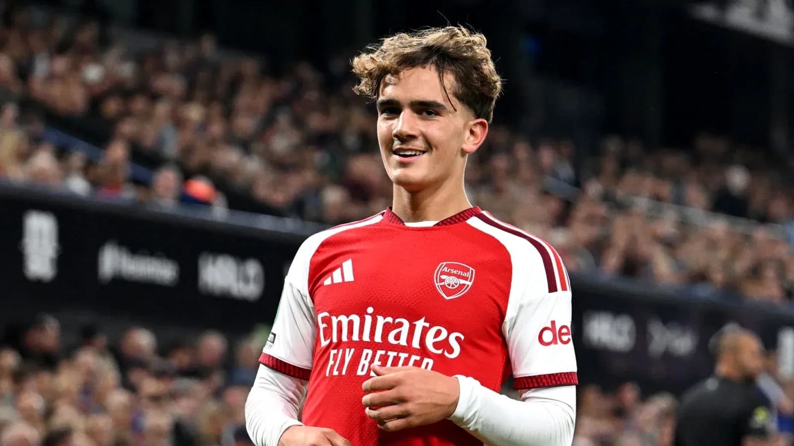 Jugador de Arsenal sonriendo durante el partido