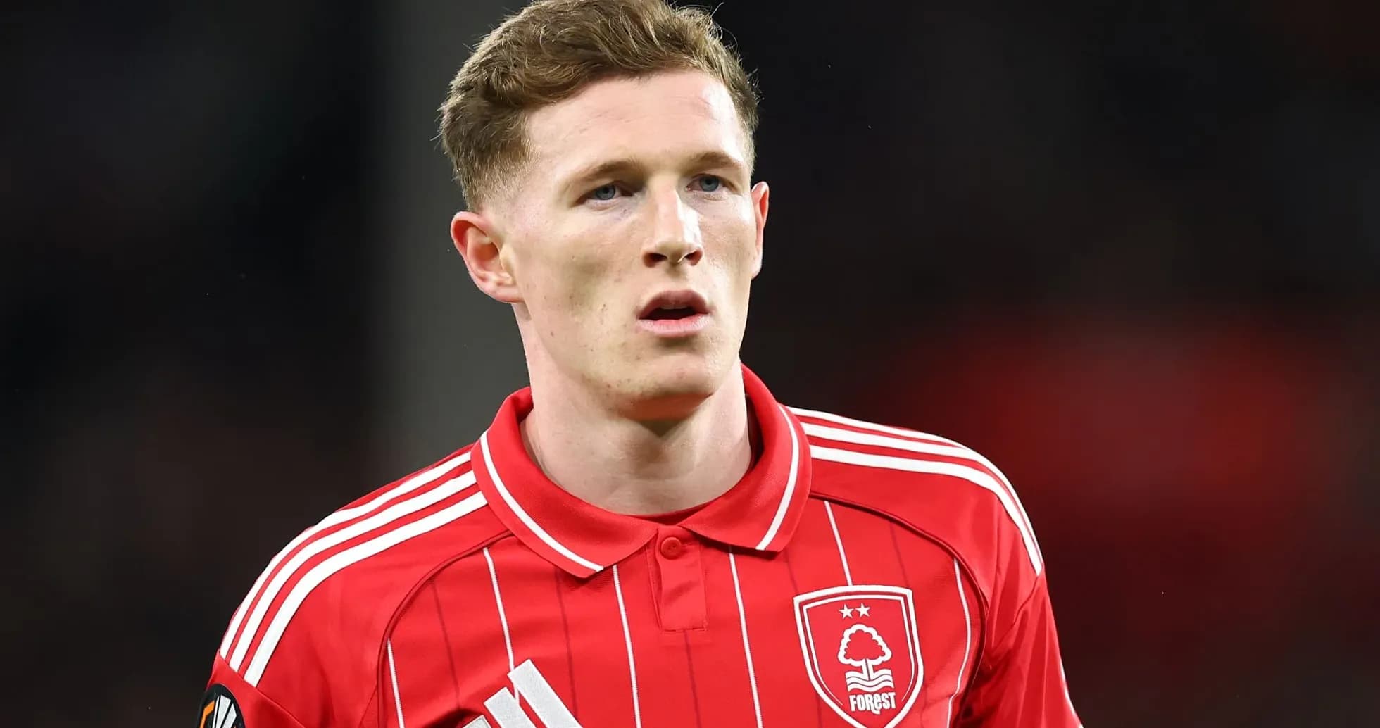 Jugador de Nottingham Forest con camiseta roja