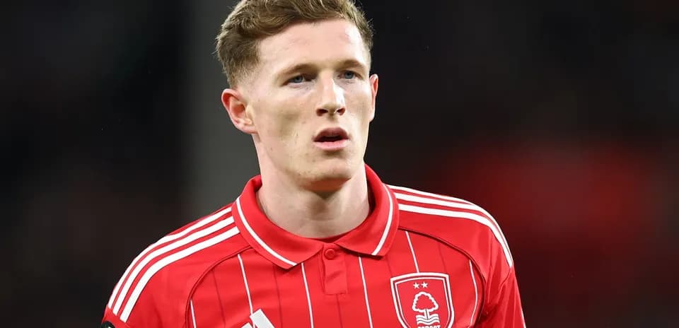 Jugador de Nottingham Forest con camiseta roja