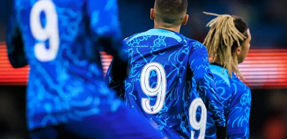 Jugadores con camisetas azules y el número 9