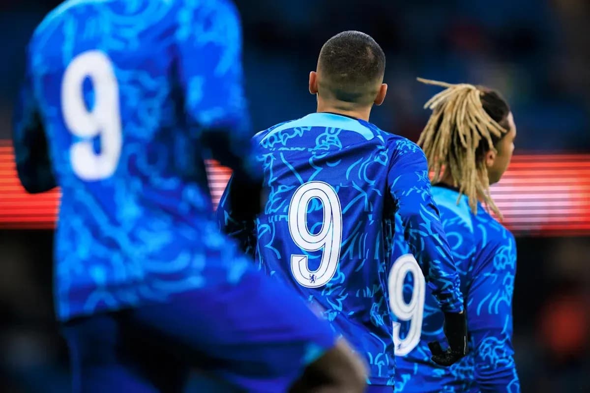 Jugadores con camisetas azules y el número 9