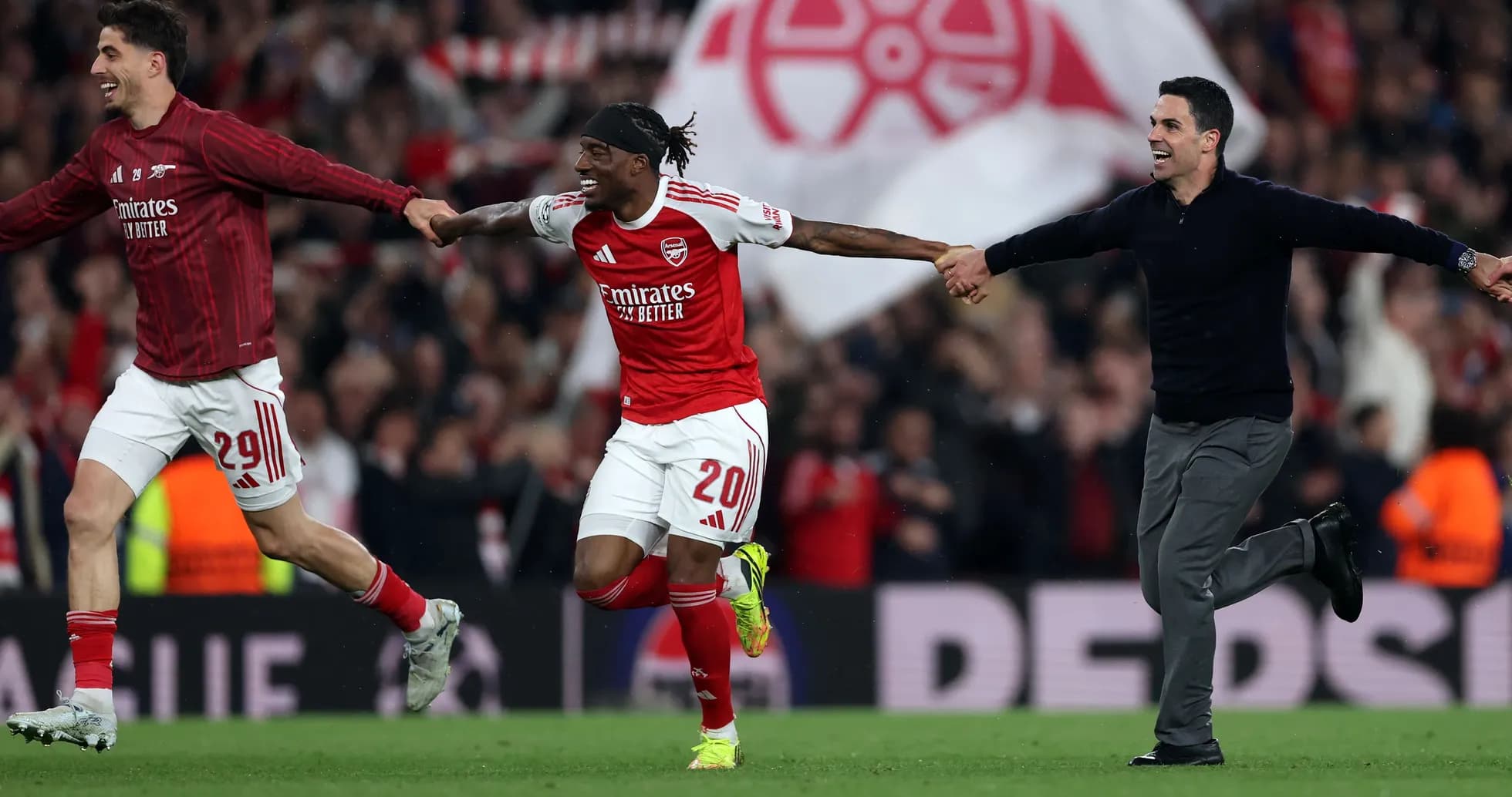 Jugadores de Arsenal celebrando con el entrenador