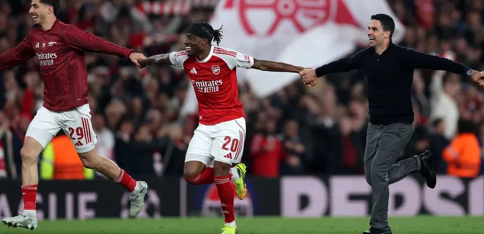 Jugadores de Arsenal celebrando con el entrenador