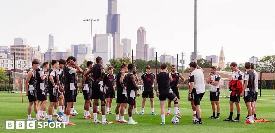 Jugadores en entrenamiento escuchando a su entrenador
